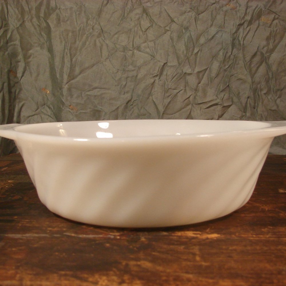 Anchor Hocking Fire King white Milk Glass Ovenware Casserole Dish